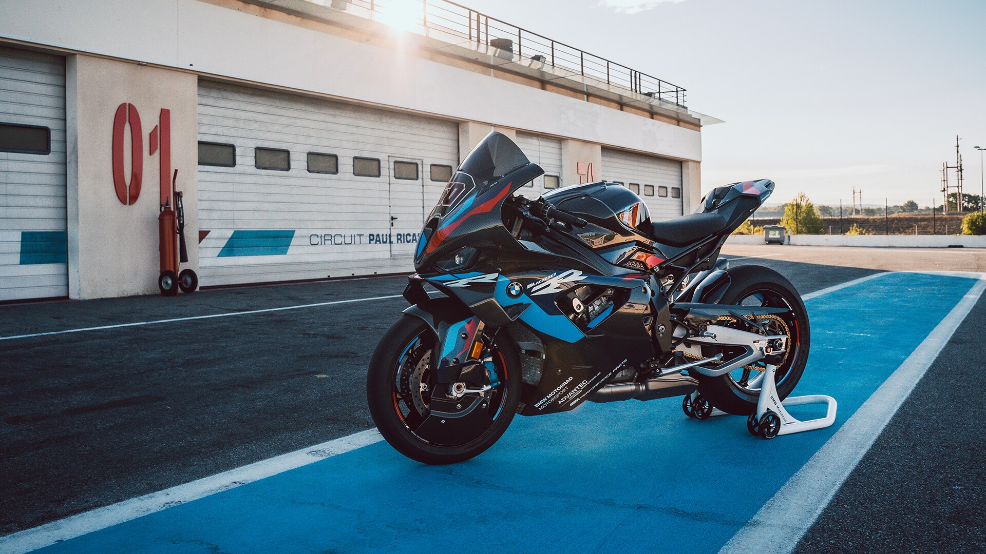 YouTube-videó az M 1000 RR-ről, a BMW Motorrad versenypályára termett Superbike-járól