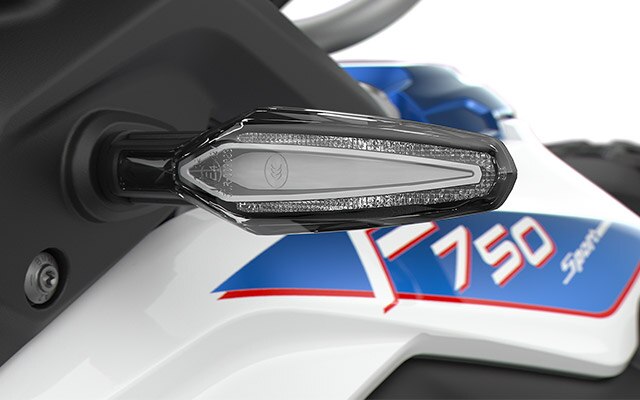Itt az F 750 GS markáns LED-irányjelzőit látjuk.