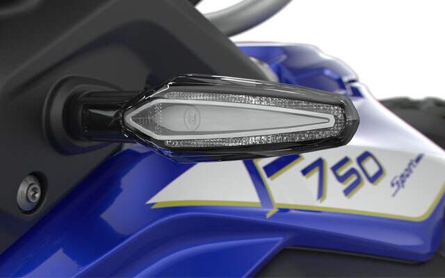 Itt az F 750 GS markáns LED-irányjelzőit látjuk.