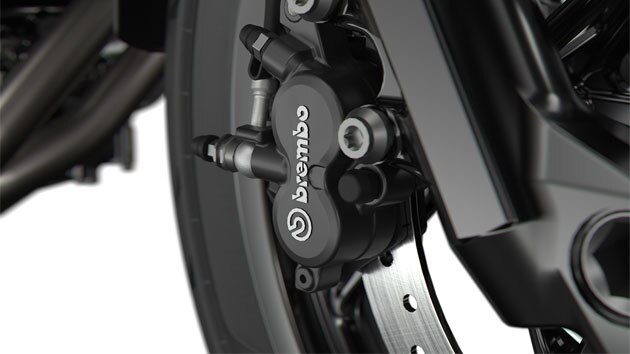 Itt látható a fekete Brembo fékrendszer.