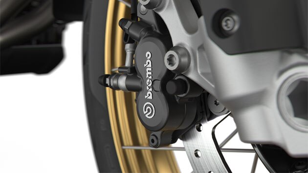 Itt látható a fekete Brembo fékrendszer.