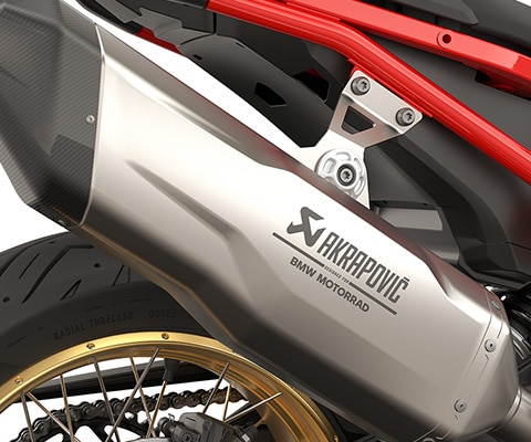A BMW Motorrad F 900 GS motorja Akrapovič hátsó kipufogódobbal