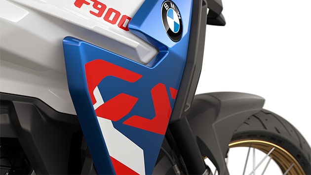A markáns GS logó a BMW Motorrad F 900 GS motorján