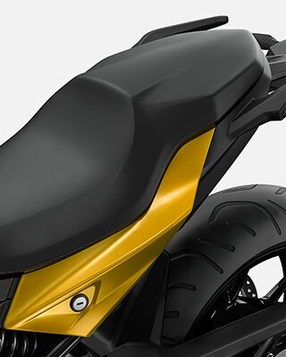 Itt az F 900 XR ülését látjuk.