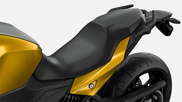 Itt az F 900 XR ülését látjuk.