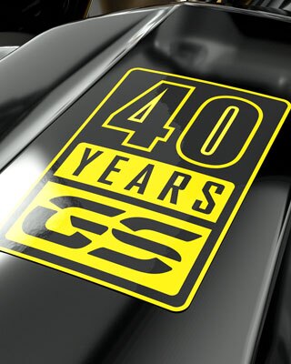 A sárga "40 év GS" matrica látható közelről.