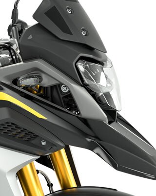 A G 310 GS eleje látható oldalnézetből, a fekete árnyalatú szélvédővel a fókuszban.