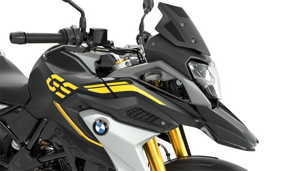 A G 310 GS eleje látható oldalnézetből, a fekete árnyalatú szélvédővel a fókuszban.