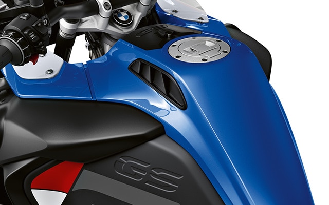 Itt az R 1250 GS Adventure 30 literes tankját látjuk.