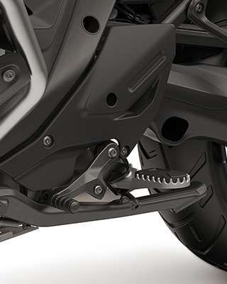 Enduro jellemzők, mint pl. nagyobb motorvédő, kihajtható fékkar és állítható váltókar, enduro lábtartó és utaslábtartó