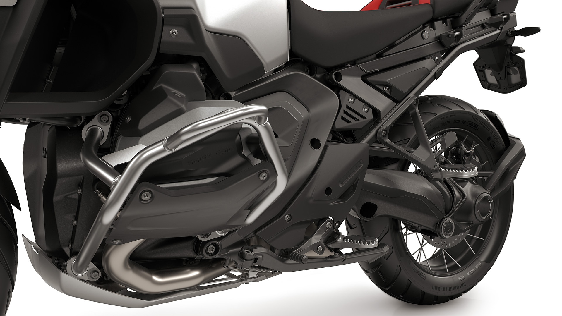 Enduro jellemzők, mint pl. nagyobb motorvédő, kihajtható fékkar és állítható váltókar, enduro lábtartó és utaslábtartó