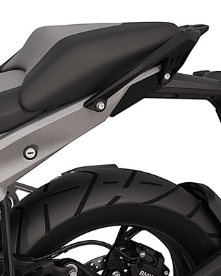 A BMW Motorrad R 1300 GS motorjának hátsó része utasüléssel