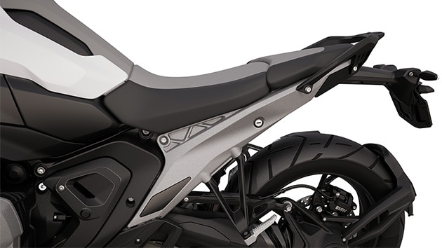 A BMW Motorrad R 1300 GS motorjának hátsó része utasüléssel