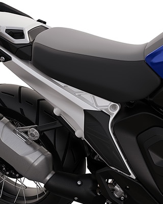 A BMW Motorrad F 1300 GS Trophy motorjának együléses hátsó része