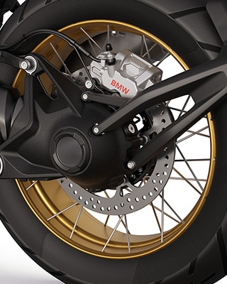 A BMW R 1300 GS Option 719 Tramuntana aranyszínű, keresztküllős kerekei