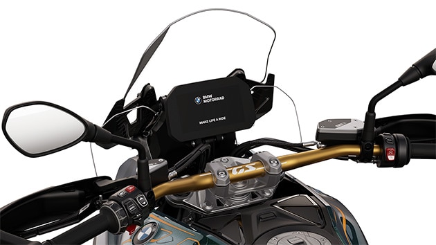 A BMW R 1300 GS Option 719 Tramuntana aranyszínű kormánya