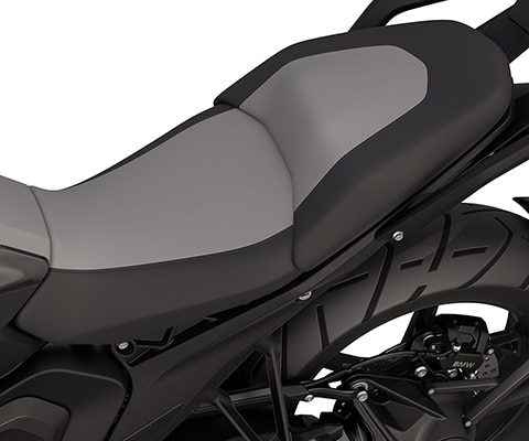 A BMW Motorrad R 1300 GS Triple Black kényelmes ülései