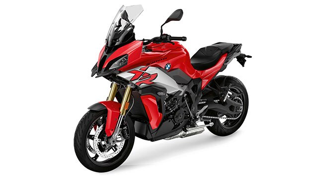 Az S 1000 XR-t látjuk háromnegyed elölnézetben.