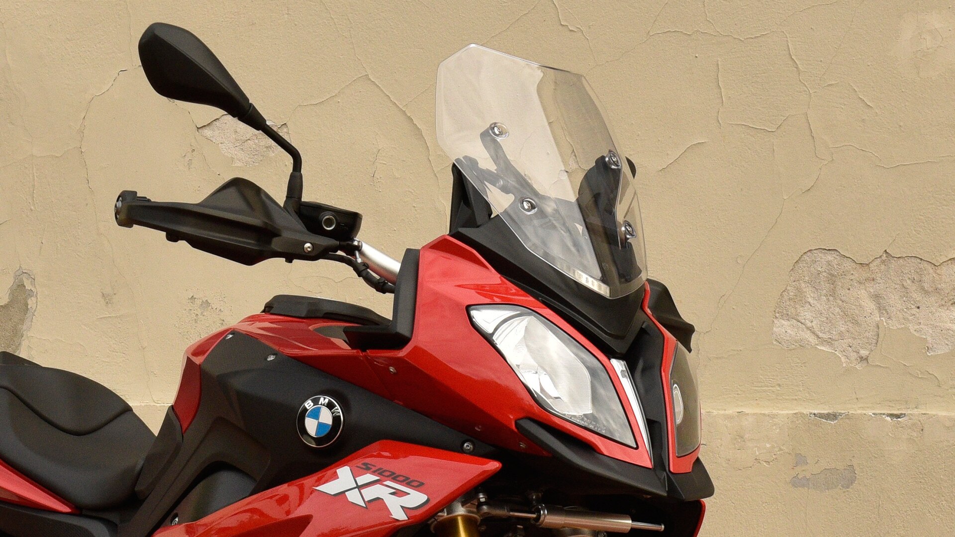 Az S 1000 XR szélvédő két lépésben állítható