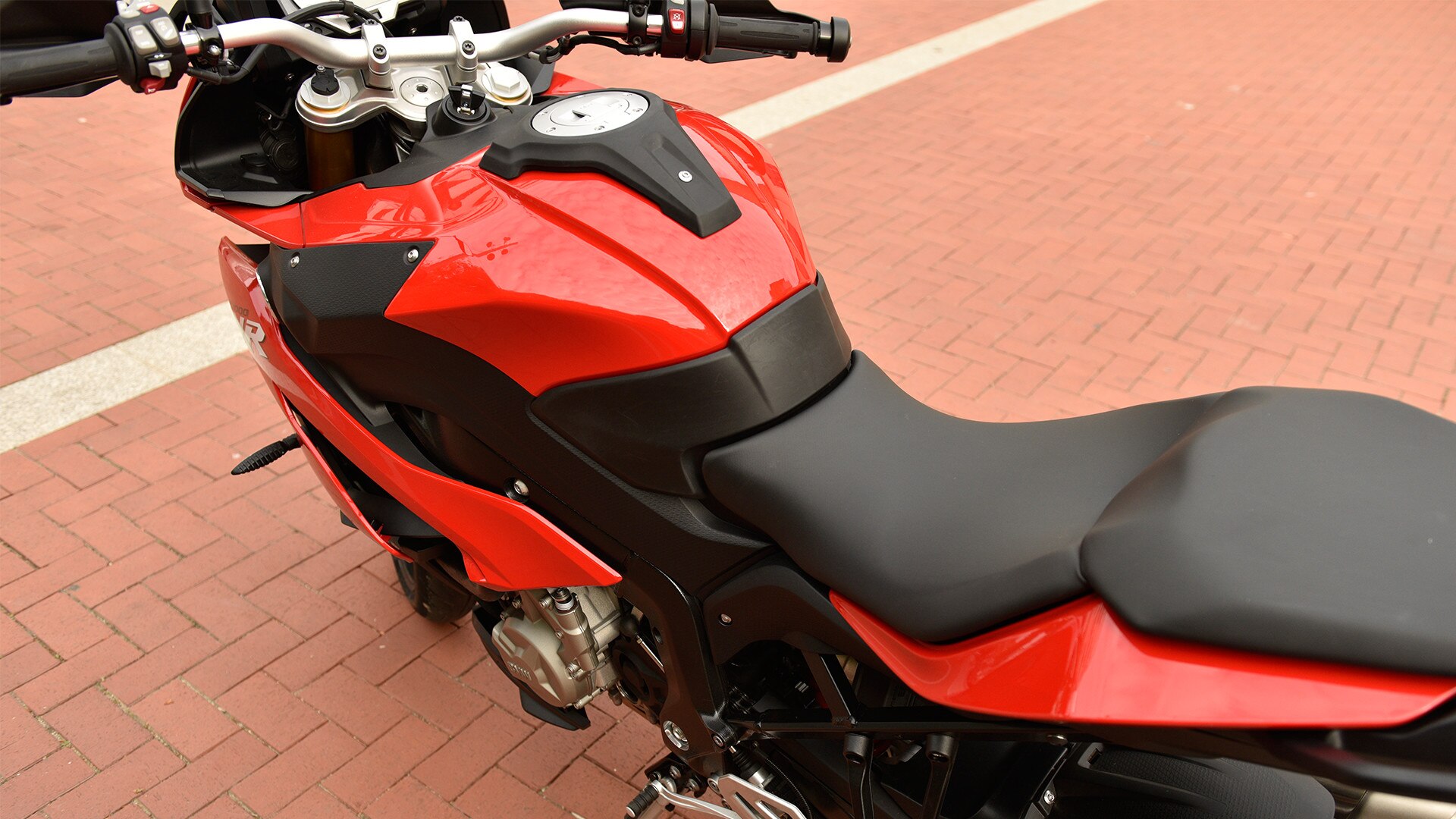 S 1000 XR ergonomikusan tervezett ülés