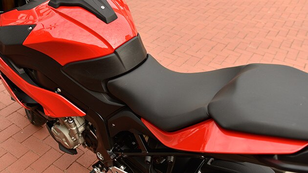 S 1000 XR ergonomikusan tervezett ülés