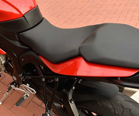 S 1000 XR ergonomikusan tervezett ülés
