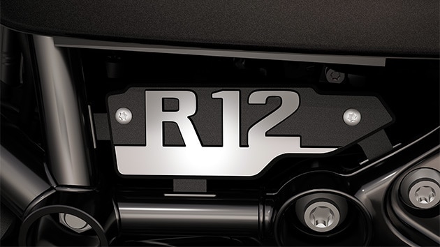A BMW Motorrad R 12 krómozott vázplakettje