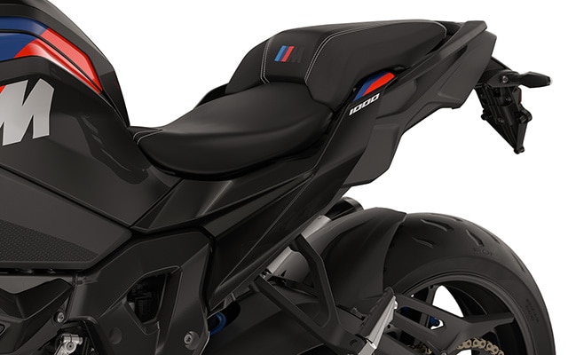 A BMW Motorrad M 1000 XR motorjának keskeny hátsó része és mart alkatrészei
