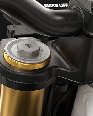 A BMW Motorrad F 450 R aranyszínű, 43 mm-es fordított teleszkópvillája