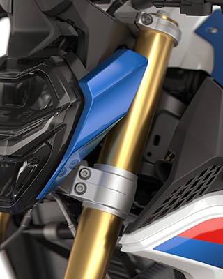 A BMW Motorrad F 900 R modelljének fényszórómaszkja és -borítása