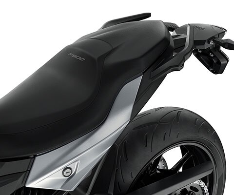 Itt látjuk az F 900 R ülését. A hatféle ülésmagasságnak köszönhetően bárki jól el tud rajta helyezkedni.