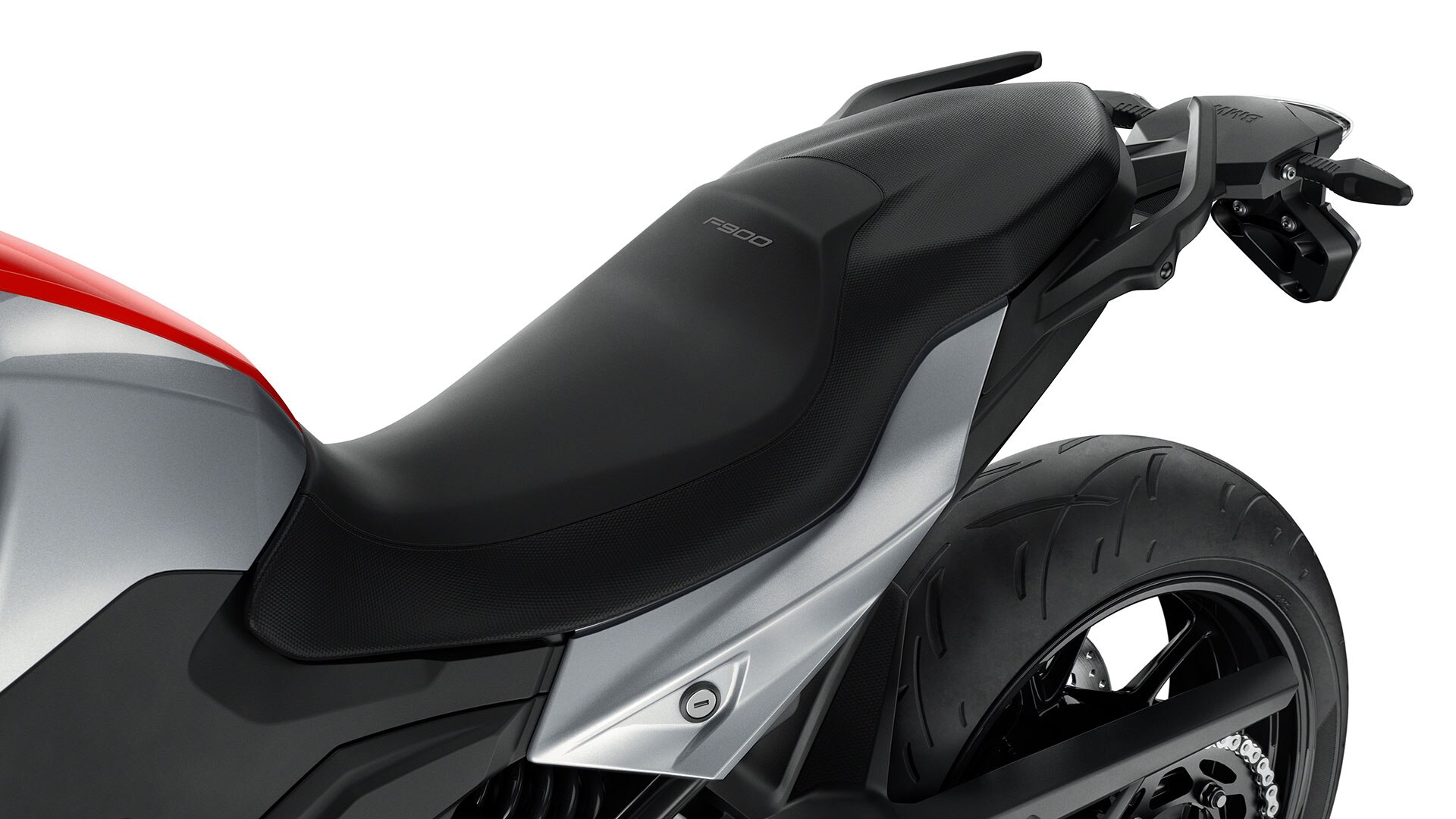 Itt látjuk az F 900 R ülését. A hatféle ülésmagasságnak köszönhetően bárki jól el tud rajta helyezkedni.