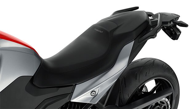 Itt látjuk az F 900 R ülését. A hatféle ülésmagasságnak köszönhetően bárki jól el tud rajta helyezkedni.