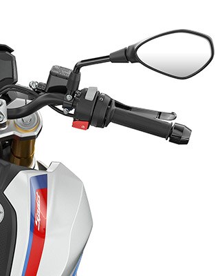 A G 310 R kormányát és kezelőelemeit látjuk