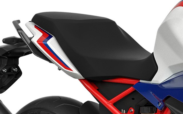 Az G 310 R ergonomikus ülését látjuk.