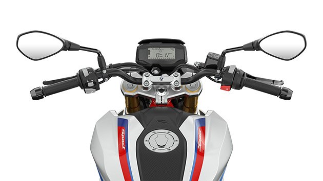 A G 310 R kormányát és kezelőelemeit látjuk