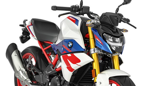 A G 310 R szériafelszereltségéhez tartozó LED-fényszórókat és irányjelzőket látjuk.