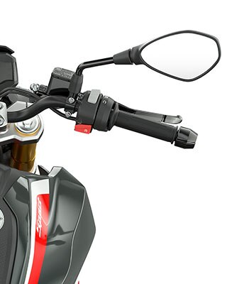 A G 310 R kormányát és kezelőelemeit látjuk