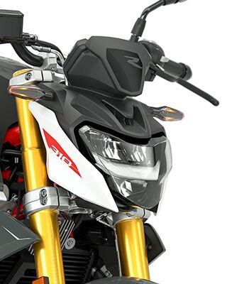 A G 310 R szériafelszereltségéhez tartozó LED-fényszórókat és irányjelzőket látjuk.