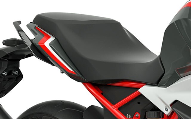 Az G 310 R ergonomikus ülését látjuk.