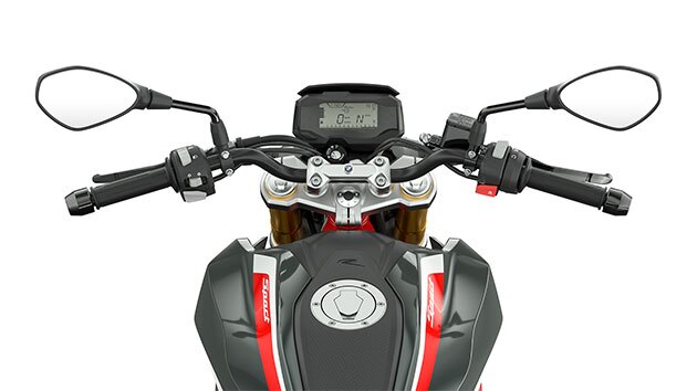 A G 310 R kormányát és kezelőelemeit látjuk
