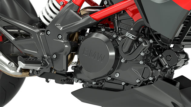 A G 310 R titánszürke motorját látjuk.