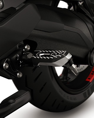 A BMW Motorrad R 1300 R modelljének beállítható lábtartó rendszere