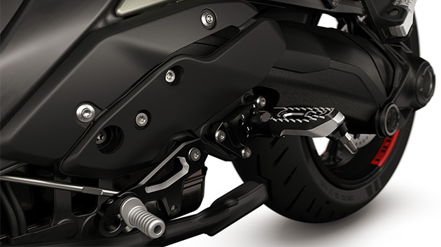 A BMW Motorrad R 1300 R modelljének beállítható lábtartó rendszere