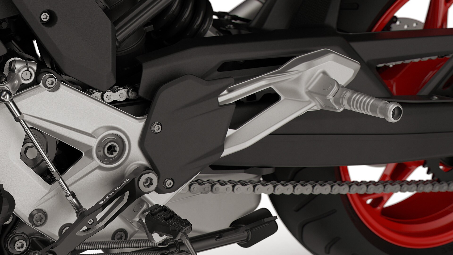 A BMW Motorrad F 900 XR modelljének marással megmunkált lábtartói és pedálja