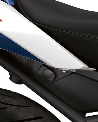 12 V-os töltőaljzat az R 1250 RS hátsó részén