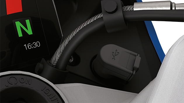 Az R 1250 RS USB-töltőaljzata