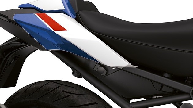 12 V-os töltőaljzat az R 1250 RS hátsó részén