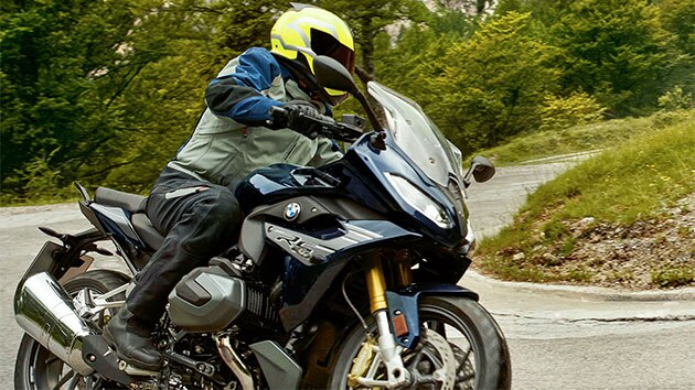 R 1250 RS in a curve