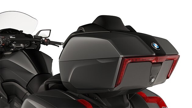 Fókuszban a K 1600 Grand America topcase doboza és LED-es hátsó lámpája.